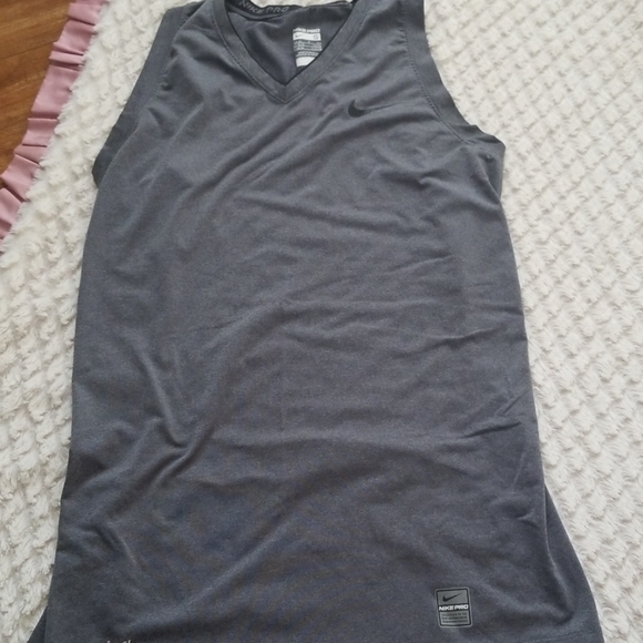 2 women's athletic tank tops - Picture 4 of 8